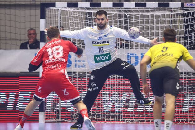 26 12 2025, xtgx, Handball Daikin HBL MT Melsungen TVB Stuttgart emspor, v l Miljan Vujovic Stuttgart, 16 on a seven-meter penalty against Florian Drosten Melsungen, 18 Kassel