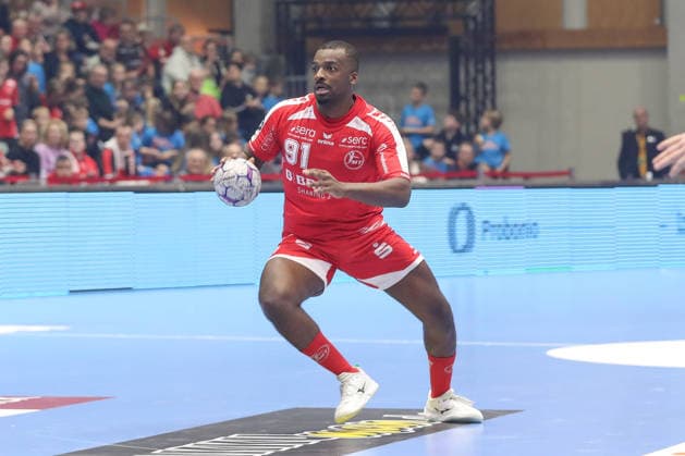 26 12 2025, xtgx, Handball Daikin HBL MT Melsungen TVB Stuttgart emspor, v l Sadou Ntanzi Melsungen, 91 am Ball, plays the ball Kassel