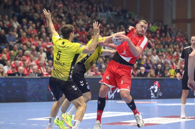 26 12 2025, xtgx, Handball Daikin HBL MT Melsungen TVB Stuttgart emspor, v l Simone Mengon Stuttgart, 15 , Dainis Kristopans Melsungen, 10 duel, duel, fight, tackle Kassel