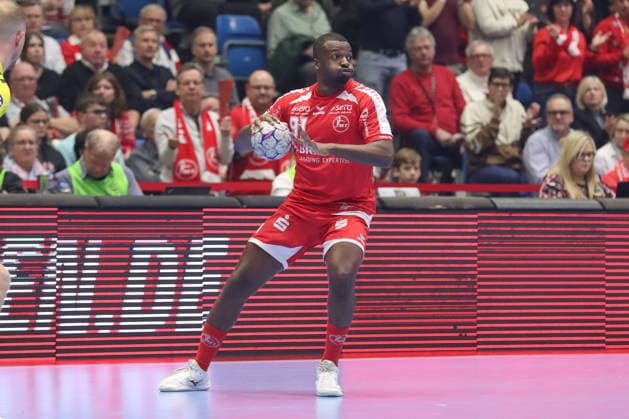 26 12 2025, xtgx, Handball Daikin HBL MT Melsungen TVB Stuttgart emspor, v l Sadou Ntanzi Melsungen, 91 am Ball, plays the ball Kassel