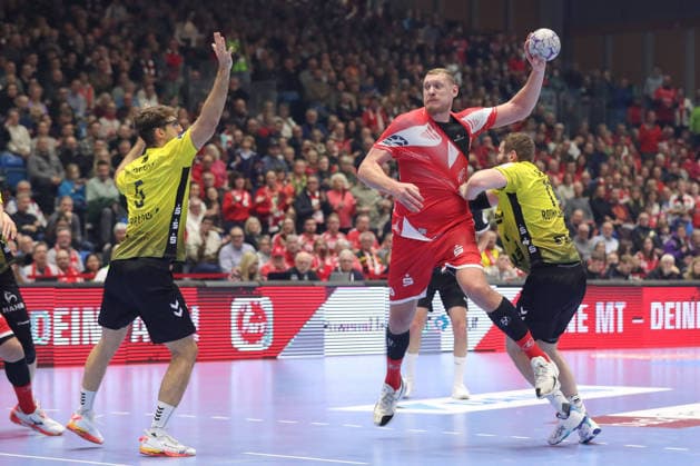 26 12 2025, xtgx, Handball Daikin HBL MT Melsungen TVB Stuttgart emspor, v l Dainis Kristopans Melsungen, 10, Antonio Seradilla Stuttgart, 5 , Samuel Roethlisberger Röthlisberger, Stuttgart, 17 duel, duel, fight, tackle Kassel