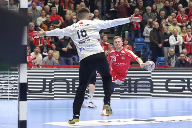 26 12 2025, xtgx, Handball Daikin HBL MT Melsungen TVB Stuttgart emspor, v l Timo Kastening Melsungen, 73 wirft Tor, Torschuetze, erzielt Tor, Treffer, scores the goal Kassel