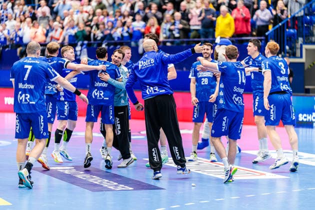 The team of TBV Lemgo Lippe cheers after 28 25 victory GER, TBV Lemgo Lippe vs HSG Wetzlar, Handball, 1 Bundesliga, Matchday 19, Season 2025 2026, 26 12 2025 GER, TBV Lemgo Lippe vs HSG Wetzlar, Handball, 1 Bundesliga, Matchday 19, Season 2025 2026, 26 12 2025 Lemgo Copyright: xEibner-Pressefoto JanxRollingerx EP_JSK