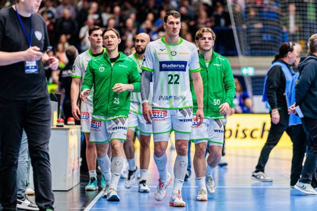 f l Justin Mueller HSG Wetzlar, 25 , Jona Schoch HSG Wetzlar, 22 , Lion Zacharias HSG Wetzlar, 50 is disappointed sad after 28 25 defeat GER, TBV Lemgo Lippe vs HSG Wetzlar, Handball, 1 Bundesliga, 19 Matchday, Season 2025 2026, 26 12 2025 GER, TBV Lemgo Lippe vs HSG Wetzlar, Handball, 1 Bundesliga, 19 Matchday, Season 2025 2026, 26 12 2025 Lemgo Copyright: xEibner-Pressefoto JanxRollingerx EP_JSK