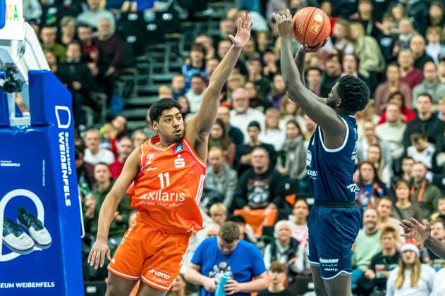 TLeipzig, Germany 26 December 2025 1 BBL 2025 2026 Syntainics MBC vs Niners Chemnitz In the picture from left in the duel Kostja Mushidi 99 and Khyri Thomas MBC Copyright: xFotostandx xNachtigallx