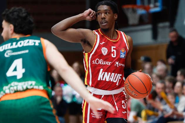 In the picture from left Clay Guillozet VET CONCEPT Gladiators Trier, 4 against Marcus Carr Wuerzburg Baskets, 5 26 12 2025, Fitness First Wuerzburg Baskets vs VET CONCEPT Gladiators Trier, easyCredit BBL, Matchday 12, Germany, 97072, tectake Arena Wuerzburg, Copyright: HMBxMedia xHeikoxBecker