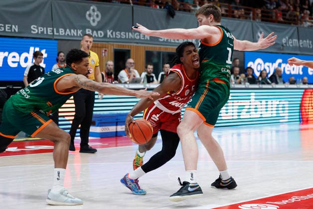 In the picture from left Urald King VET CONCEPT Gladiators Trier, 20 , Marcus Carr Wuerzburg Baskets, 5 and Marten Linssen VET CONCEPT Gladiators Trier, 12 26 12 2025, Fitness First Wuerzburg Baskets vs VET CONCEPT Gladiators Trier, easyCredit BBL, 12 Matchday, Germany, 97072, tectake Arena Wuerzburg, Copyright: HMBxMedia xHeikoxBecker