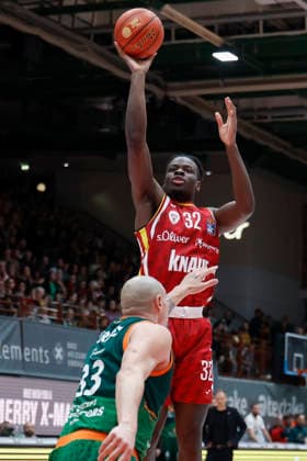In the picture from left Maik Zirbes VET CONCEPT Gladiators Trier, 33 against Charles Thompson Wuerzburg Baskets, 32 26 12 2025, Fitness First Wuerzburg Baskets vs VET CONCEPT Gladiators Trier, easyCredit BBL, Matchday 12, Germany, 97072, tectake Arena Wuerzburg, Copyright: HMBxMedia xHeikoxBecker