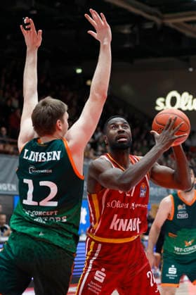 In the picture from left Marten Linssen VET CONCEPT Gladiators Trier, 12 against Eddy Edigin Wuerzburg Baskets, 27 26 12 2025, Fitness First Wuerzburg Baskets vs VET CONCEPT Gladiators Trier, easyCredit BBL, 12 Matchday, Germany, 97072, tectake Arena Wuerzburg, Copyright: HMBxMedia xHeikoxBecker