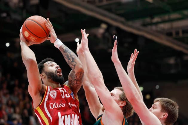 In the picture from left David Muenkat Wuerzburg Baskets, 55 , Marco Hollersbacher VET CONCEPT Gladiators Trier, 9 and Marten Linssen VET CONCEPT Gladiators Trier, 12 26 12 2025, Fitness First Wuerzburg Baskets vs VET CONCEPT Gladiators Trier, easyCredit BBL, 12 Matchday, Germany, 97072, tectake Arena Wuerzburg, Copyright: HMBxMedia xHeikoxBecker