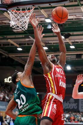 In the picture from left Urald King VET CONCEPT Gladiators Trier, 20 against Johnathan Stove Wuerzburg Baskets, 22 , rebound duel 26 12 2025, Fitness First Wuerzburg Baskets vs VET CONCEPT Gladiators Trier, easyCredit BBL, Matchday 12, Germany, 97072, tectake Arena Wuerzburg, Copyright: HMBxMedia xHeikoxBecker