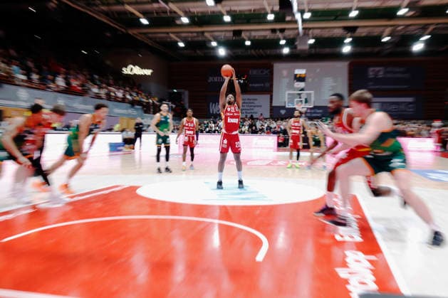 In the picture Johnathan Stove Wuerzburg Baskets, 22 with the free throws 26 12 2025, Fitness First Wuerzburg Baskets vs VET CONCEPT Gladiators Trier, easyCredit BBL, Matchday 12, Germany, 97072, tectake Arena Wuerzburg, Copyright: HMBxMedia xHeikoxBecker
