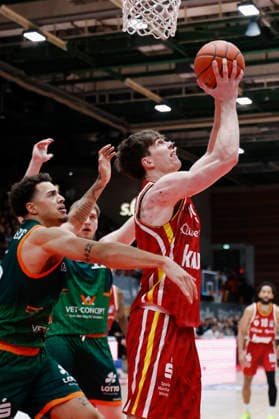 In the picture from left Jordan Roland VET CONCEPT Gladiators Trier, 15 against Christian Skladanowski Wuerzburg Baskets, 19 26 12 2025, Fitness First Wuerzburg Baskets vs VET CONCEPT Gladiators Trier, easyCredit BBL, Matchday 12, Germany, 97072, tectake Arena Wuerzburg, Copyright: HMBxMedia xHeikoxBecker