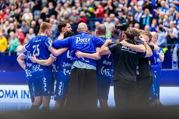 The team of TBV Lemgo Lippe cheers after 28 25 victory GER, TBV Lemgo Lippe vs HSG Wetzlar, Handball, 1 Bundesliga, Matchday 19, Season 2025 2026, 26 12 2025 GER, TBV Lemgo Lippe vs HSG Wetzlar, Handball, 1 Bundesliga, Matchday 19, Season 2025 2026, 26 12 2025 Lemgo Copyright: xEibner-Pressefoto JanxRollingerx EP_JSK