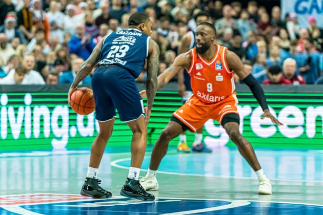 TLeipzig, Germany 26 December 2025 1 BBL 2025 2026 Syntainics MBC vs Niners Chemnitz In the picture from left in the duel Charles Callison MBC and John Newman III 99 Copyright: xFotostandx xNachtigallx