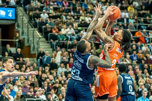 TLeipzig, Germany 26 December 2025 1 BBL 2025 2026 Syntainics MBC vs Niners Chemnitz In the picture from left in the duel Charles Callison MBC and Nike Sibande 99 Copyright: xFotostandx xNachtigallx