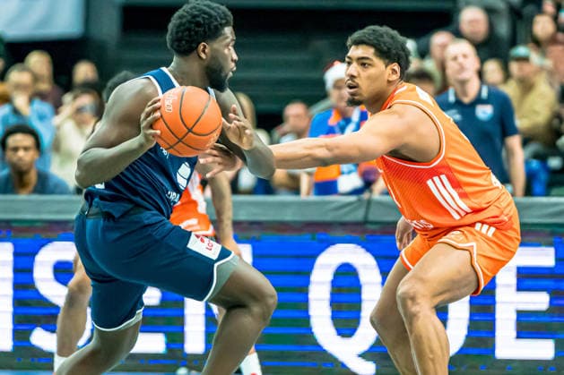 TLeipzig, Germany 26 December 2025 1 BBL 2025 2026 Syntainics MBC vs Niners Chemnitz In the picture from left in the duel RJ Gunn MBC and Kostja Mushidi 99 Copyright: xFotostandx xNachtigallx