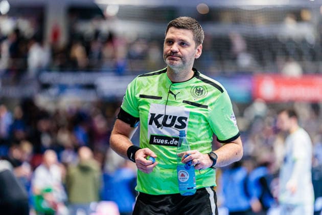 Denis Regner Referee GER, TBV Lemgo Lippe vs HSG Wetzlar, Handball, 1 Bundesliga, Matchday 19, Season 2025 2026, 26 12 2025 GER, TBV Lemgo Lippe vs HSG Wetzlar, Handball, 1 Bundesliga, Matchday 19, Season 2025 2026, 26 12 2025 Lemgo Copyright: xEibner-Pressefoto JanxRollingerx EP_JSK