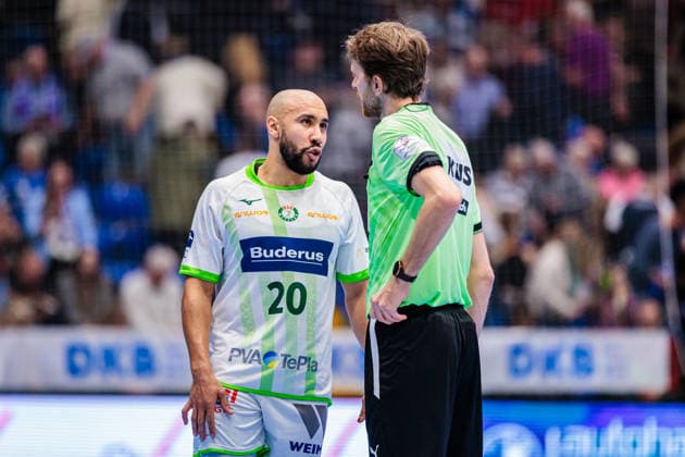 v l David Cyrill Akakpo HSG Wetzlar, 20 , Julian Koeppl Referee GER, TBV Lemgo Lippe vs HSG Wetzlar, Handball, 1 Bundesliga, Matchday 19, Season 2025 2026, 26 12 2025 GER, TBV Lemgo Lippe vs HSG Wetzlar, Handball, 1 Bundesliga, Matchday 19, Season 2025 2026, 26 12 2025 Lemgo Copyright: xEibner-Pressefoto JanxRollingerx EP_JSK