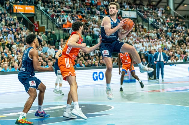 Leipzig, Germany 26 December 2025 1 BBL 2025 2026 Syntainics MBC vs Niners Chemnitz In the picture Spencer Reaves MBC with a rebound Copyright: xFotostandx xNachtigallx