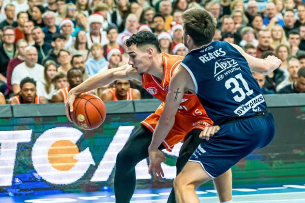Leipzig, Germany 26 December 2025 1 BBL 2025 2026 Syntainics MBC vs Niners Chemnitz In the picture from left in the duel Yordan Minchev 99 and Spencer Reaves MBC Copyright: xFotostandx xNachtigallx