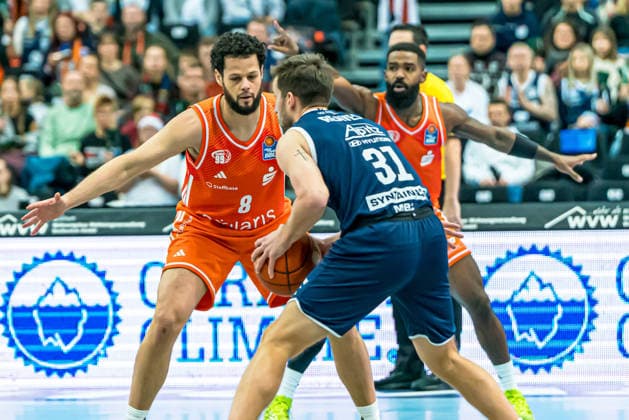 Leipzig, Germany 26 December 2025 1 BBL 2025 2026 Syntainics MBC vs Niners Chemnitz In the picture from left in the duel Jordan Schakel 99 and Spencer Reaves MBC Copyright: xFotostandx xNachtigallx