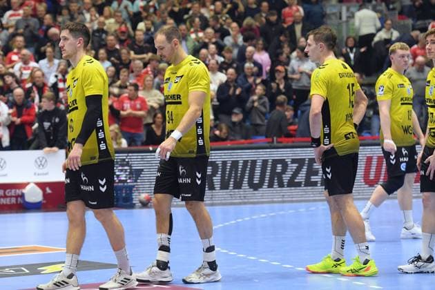 disappointed, frustrated, emotion after the defeat , Kai Haefner TVB Stuttgart 34 M , Simone Mengon TVB Stuttgart 15 , GER, MT Melsungen TVB 1898 Stuttgart, Handball, 1 Bundesliga, Matchday 19, Season 2025 2026, 26 12 2025, GER, MT Melsungen TVB Stuttgart, Handball, 1 Bundesliga, Matchday 19, Season 2025 2026, 26 12 2025 Kassel Copyright: xEibner-Pressefotox xRolandxSippelx EP_RSL