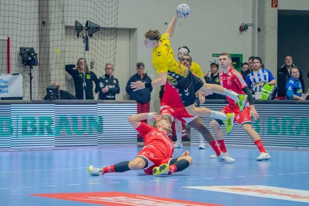 Scene with Kasper Thorsen Lien 7 TVB 1898 Stuttgart , Florian Drosten 18 MT Melsungen and other players Kasper Thorsen Lien 7 TVB 1898 Stuttgart jumps for the shot Copyright: xMichaelxSchäferx
