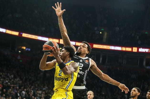 Partizan v Maccabi Tel Aviv - EuroLeague BELGRADE, SERBIA - DECEMBER 26: Jimmy Clark of Maccabi Tel Aviv in action against Sterling Brown of Partizan during EuroLeague round 18 basketball match between Partizan and Maccabi Tel Aviv at Beogradska Arena in Belgrade, Serbia on December 26, 2025. Filip Stevanovic Anadolu Belgrade Serbia. Editorial use only. Please get in touch for any other usage.  Copyright: x2025xAnadoluxFilipxStevanovicx