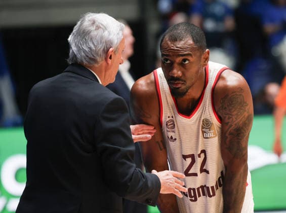 New Bayern coach Svetislav Pesic, in conversation with Isiaha Mike Muenchen 22 , GER, Frankfurt Skyliners vs FC Bayern Muenchen, Basketball Bundesliga, easyCredit BBL, Matchday 12, Season 2025 26, 26 12 2025, GER, Frankfurt Skyliners vs FC Bayern Muenchen, Basketball Bundesliga, easyCredit BBL, Matchday 12, Season 2025 26, 26 12 2025, Cologne Copyright: xEibner-Pressefoto JoergxNiebergax EP_JNL