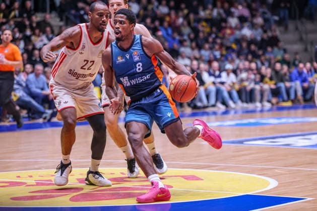 GER, Frankfurt, Frankfurt Skyliners vs FC Bayern Munich, easyCredit Basketball Bundesliga, Basketball, DBB, Season 2025 2026, Fraport Arena, 12 Matchday in picture v l Isiaha Mike FC Bayern Munich Basketball 22 William Christmas Frankfurt Skyliners 8 pulls to the basket DFB DFL REGULATIONS PROHIBIT ANY USE OF PHOTOGRAPHS AS IMAGE SEQUENCES AND OR QUASI VIDEO, 26 12 2025 Copyright: HMBxMedia HendrikxHamelau
