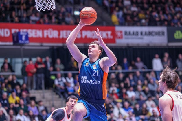GER, Frankfurt, Frankfurt Skyliners vs FC Bayern München, easyCredit Basketball Bundesliga, Basketball, DBB, Spielzeit 2025 2026, Fraport Arena, 12 Spieltag im Bild Lorenz Brenneke Frankfurt Skyliners 21 zum Korbleger DFB DFL REGULATIONS PROHIBIT ANY USE OF PHOTOGRAPHS AS IMAGE SEQUENCES AND OR QUASI VIDEO, 26 12 2025 Copyright: HMBxMedia HendrikxHamelau