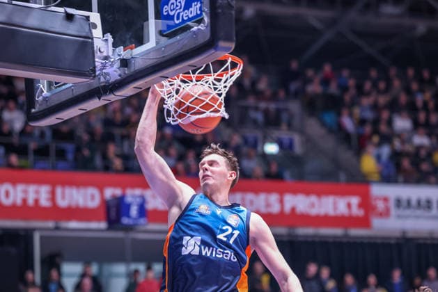 GER, Frankfurt, Frankfurt Skyliners vs FC Bayern München, easyCredit Basketball Bundesliga, Basketball, DBB, Spielzeit 2025 2026, Fraport Arena, 12 Spieltag im Bild Lorenz Brenneke Frankfurt Skyliners 21 zum Korbleger DFB DFL REGULATIONS PROHIBIT ANY USE OF PHOTOGRAPHS AS IMAGE SEQUENCES AND OR QUASI VIDEO, 26 12 2025 Copyright: HMBxMedia HendrikxHamelau