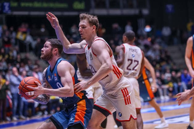 GER, Frankfurt, Frankfurt Skyliners vs FC Bayern München, easyCredit Basketball Bundesliga, Basketball, DBB, Spielzeit 2025 2026, Fraport Arena, 12 Spieltag im Bild Logan Johnson Frankfurt Skyliners 0 , Justus Hollatz FC Bayern München Basketball 21 , Zweikampf DFB DFL REGULATIONS PROHIBIT ANY USE OF PHOTOGRAPHS AS IMAGE SEQUENCES AND OR QUASI VIDEO, 26 12 2025 Copyright: HMBxMedia HendrikxHamelau
