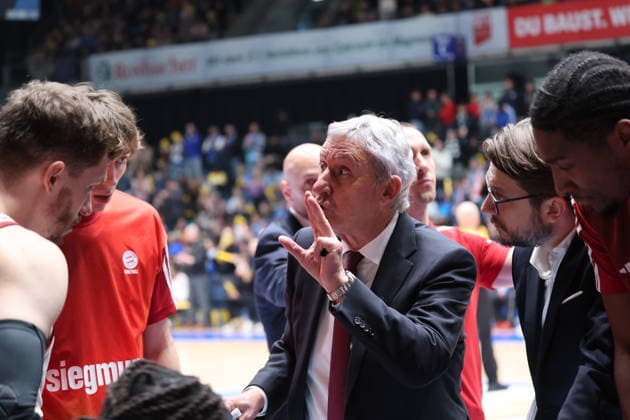 New Bayern coach Svetislav Pesic, GER, Frankfurt Skyliners vs FC Bayern Muenchen, Basketball Bundesliga, easyCredit BBL, Matchday 12, Season 2025 26, 26 12 2025, GER, Frankfurt Skyliners vs FC Bayern Muenchen, Basketball Bundesliga, easyCredit BBL, Matchday 12, Season 2025 26, 26 12 2025, Cologne Copyright: xEibner-Pressefoto JoergxNiebergax EP_JNL