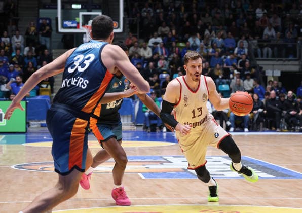 Andreas Obst Bayern Muenchen 13 , GER, Frankfurt Skyliners vs FC Bayern Muenchen, Basketball Bundesliga, easyCredit BBL, Matchday 12, Season 2025 26, 26 12 2025, GER, Frankfurt Skyliners vs FC Bayern Muenchen, Basketball Bundesliga, easyCredit BBL, Matchday 12, Season 2025 26, 26 12 2025, Cologne Copyright: xEibner-Pressefoto JoergxNiebergax EP_JNL