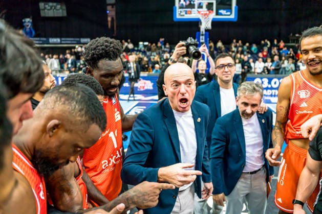 Leipzig, Germany 26 December 2025 1 BBL 2025 2026 Syntainics MBC vs Niners Chemnitz In the picture Head Coach Rodrigo Pastore 99 celebrates the away win with his teammates away win Copyright: xFotostandx xNachtigallx