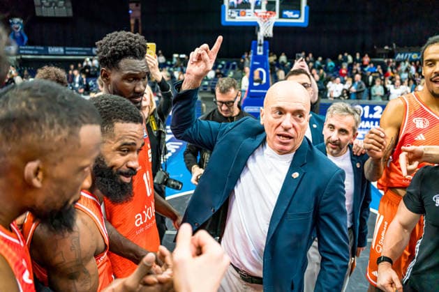 Leipzig, Germany 26 December 2025 1 BBL 2025 2026 Syntainics MBC vs Niners Chemnitz In the picture Head Coach Rodrigo Pastore 99 celebrates the victory with his teammates Copyright: xFotostandx xNachtigallx