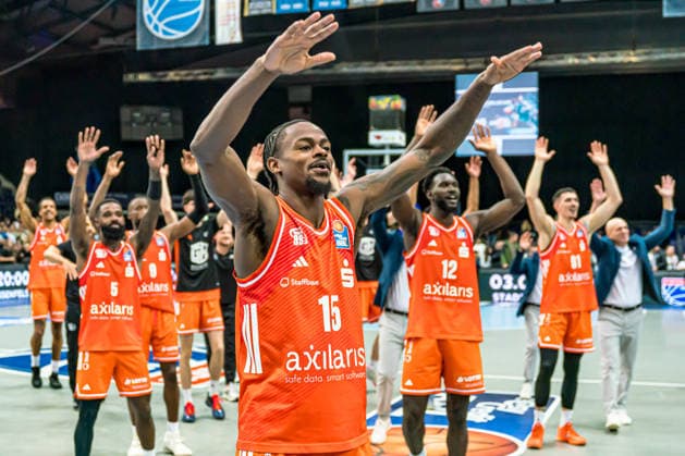 Leipzig, Germany 26 December 2025 1 BBL 2025 2026 Syntainics MBC vs Niners Chemnitz In the picture Ty Brewer 99 celebrates the victory with the fans at the fan block Copyright: xFotostandx xNachtigallx