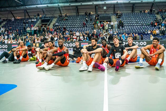 Leipzig, Germany 26 December 2025 1 BBL 2025 2026 Syntainics MBC vs Niners Chemnitz In the picture the Chemnitz team celebrates the victory with the fans at the fan block Copyright: xFotostandx xNachtigallx