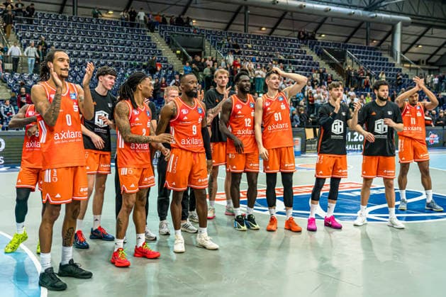 Leipzig, Deutschland 26. Dezember 2025: 1.BBL - 2025 2026 - Syntainics MBC vs. Niners Chemnitz Im Bild: die Mannschaft von Chemnitz feiert den Sieg bei den Fans am Fanblock Copyright: xFotostandx xNachtigallx