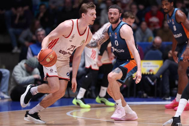 Frankfurt Skyliners FC Bayern Munich Basketball, easyCredit BBL Justus Hollatz FC Bayern, 21 passes Logan Johnson Skyliners, 0 Game of the easyCredit BBL between Frankfurt Skyliners and FC Bayern Basketball on December 26, 2025 at Süwag Energie ARENA in Frankfurt am Main , Frankfurt am Main Hessen Germany Süwag Energie ARENA