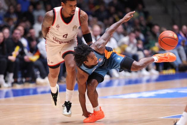 Frankfurt Skyliners FC Bayern Munich Basketball, easyCredit BBL Isaiah Swope Skyliners, 1 saves against Xavier Rathan Mayes FC Bayern, 4 the ball Game of the easyCredit BBL between Frankfurt Skyliners and FC Bayern Basketball on December 26, 2025 at Süwag Energie ARENA in Frankfurt am Main , Frankfurt am Main Hessen Germany Süwag Energie ARENA