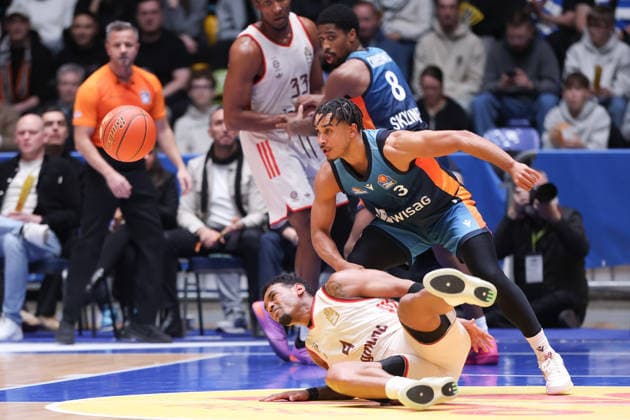 Frankfurt Skyliners FC Bayern Munich Basketball, easyCredit BBL duel between Xavier Rathan Mayes FC Bayern, 4 and Garai Zeeb Skyliners, 3 Game of the easyCredit BBL between Frankfurt Skyliners and FC Bayern Basketball on December 26, 2025 at Süwag Energie ARENA in Frankfurt am Main , Frankfurt am Main Hessen Germany Süwag Energie ARENA