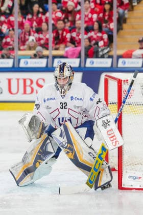 DAVOS, SWITZERLAND DECEMBER 26 goalkeeper Joshua Kotai of U S Collegiate Selects in action during the Spengler Cup Davos match between Team Canada and U S Collegiate Selects at Zondacrypto Arena on December 26, 2025 in Davos, Switzerland Davos Zondacrypto Arena Graubunden Switzerland Copyright: xJustPictures.ch JarixPestelaccix jp-en-EuSpIm-JP4_JAR_SpenglerCup_Canada_USCollegiate_26Dec2025_0005