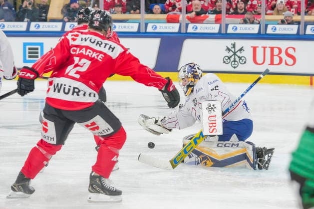 DAVOS, SWITZERLAND DECEMBER 26 goalkeeper Joshua Kotai of U S Collegiate Selects R saves during the Spengler Cup Davos match between Team Canada and U S Collegiate Selects at Zondacrypto Arena on December 26, 2025 in Davos, Switzerland Davos Zondacrypto Arena Graubunden Switzerland Copyright: xJustPictures.ch JarixPestelaccix jp-en-EuSpIm-JP4_JAR_SpenglerCup_Canada_USCollegiate_26Dec2025_0007