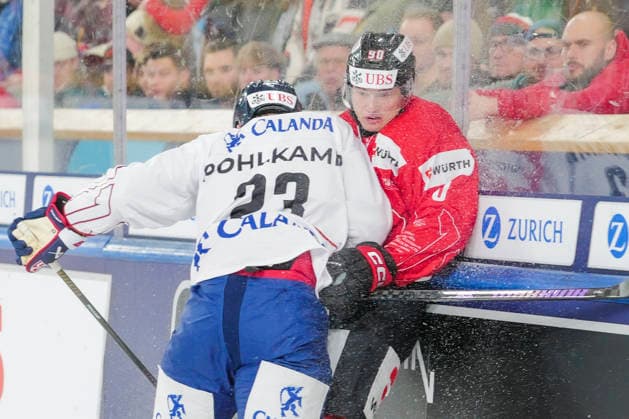 DAVOS, SWITZERLAND DECEMBER 26 Eric Pohlkamp of U S Collegiate Selects L against Anthony Richard of Team Canada R during the Spengler Cup Davos match between Team Canada and U S Collegiate Selects at Zondacrypto Arena on December 26, 2025 in Davos, Switzerland Davos Zondacrypto Arena Graubunden Switzerland Copyright: xJustPictures.ch JarixPestelaccix jp-en-EuSpIm-JP4_JAR_SpenglerCup_Canada_USCollegiate_26Dec2025_0014