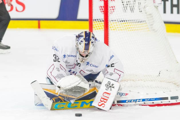 DAVOS, SWITZERLAND DECEMBER 26 goalkeeper Joshua Kotai of U S Collegiate Selects freeze the puck during the Spengler Cup Davos match between Team Canada and U S Collegiate Selects at Zondacrypto Arena on December 26, 2025 in Davos, Switzerland Davos Zondacrypto Arena Graubunden Switzerland Copyright: xJustPictures.ch JarixPestelaccix jp-en-EuSpIm-JP4_JAR_SpenglerCup_Canada_USCollegiate_26Dec2025_0015
