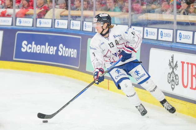 DAVOS, SWITZERLAND DECEMBER 26 T J Hughes of U S Collegiate Selects in action during the Spengler Cup Davos match between Team Canada and U S Collegiate Selects at Zondacrypto Arena on December 26, 2025 in Davos, Switzerland Davos Zondacrypto Arena Graubunden Switzerland Copyright: xJustPictures.ch JarixPestelaccix jp-en-EuSpIm-JP4_JAR_SpenglerCup_Canada_USCollegiate_26Dec2025_0018