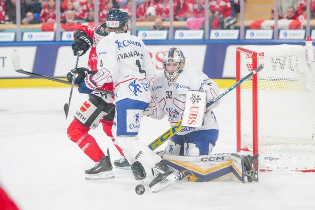 DAVOS, SWITZERLAND DECEMBER 26 Mike Sgarbossa of Team Canada L against Jake Livanavage of U S Collegiate Selects C and goalkeeper Joshua Kotai of U S Collegiate Selects R during the Spengler Cup Davos match between Team Canada and U S Collegiate Selects at Zondacrypto Arena on December 26, 2025 in Davos, Switzerland Davos Zondacrypto Arena Graubunden Switzerland Copyright: xJustPictures.ch JarixPestelaccix jp-en-EuSpIm-JP4_JAR_SpenglerCup_Canada_USCollegiate_26Dec2025_0019